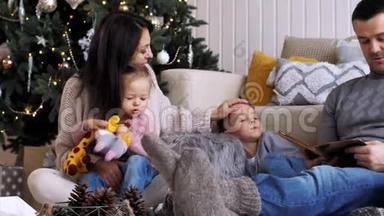 有三个孩子的家庭在<strong>圣诞</strong>前夜<strong>一起</strong>在家里度<strong>过</strong>。